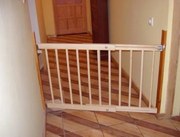 Bezpieczna barierka dziecięca, regulowana - różne rozmiary Szerokość barierki: 72-122 cm, Wysokość barierki: 74 cm