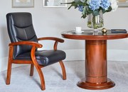 Eleganckie krzesło konferencyjne Comforte do biura. Tapicerowane skórą naturalną, rama z drewna w kolorze brązowym. Meble gabinetowe Prestige.