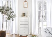 Elegancka biała komoda do sypialni Camilla. 5 szuflad, ozdobny gzyms,. Stylowe białe meble do sypialni i salonu Victoria.