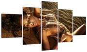 Obraz kobiety leżącej na plaży (125x70 cm)