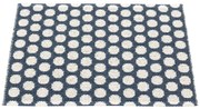 Ciemnoniebieski dywan odpowiedni na zewnątrz 70x50 cm Noa Dark Blue – Pappelina