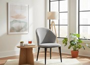 Stylowe krzesło Siena tapicerowane miękką tkaniną w odcieniu szarości. Miękkie siedzisko, zaokrąglone oparcie i metalowe nogi łączą nowoczesny wygląd z wyjątkowym komfortem.