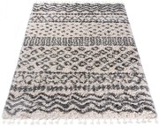 Kremowy dywan włochacz w geometryczny wzór F8-R58