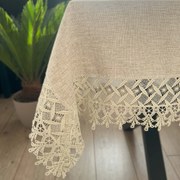 Obrus imitujący len z gipiurą prostokątny beżowy - 80x140 cm