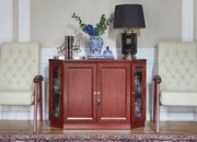 Komoda barek do gabinetu Elegance. W komodzie zmieści się mała lodówka. Komoda ma boczne drzwi przeszklone, przednie zabudowane, jest fornirowana, pięknie wykonana.