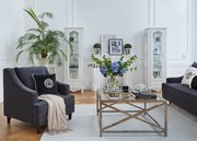 Wygodny fotel do salonu w stylu modern classic. Krawędzie obszyte kedrą, drewniane nóżki. Fotel tapicerowany tkaniną welwetową odporną na wchłanianie rozlanych płynów. Fotel dostępny w wielu kolorach,