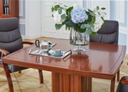 Stolik biurowy Dunkan, kwadratowy, fornirowany drewnem. Dostępne wymiary: 80x80 cm i 120x120 cm. Stolik okolicznościowy do biura. Meble gabinetowe Prestige.