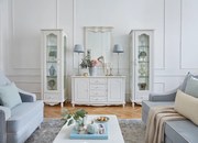 Stylowa witryna do salonu Elisabeth, wymiary 60x48x200 cm. 1-drzwiowa witryna szklana prawostronna, szuflada i szklane półki. Meble Victoria.