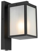 Zewnetrzna Ogrodowa lampa ścienna czarna z żebrowanym szkłem i czujnikiem zmierzchu - Charlois Nowoczesny Oswietlenie zewnetrzne