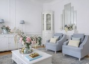 Witryna do salonu narożna biała Aria, wymiary 65x65x200 cm. Górna część przeszklona, dolna zamknięta. Witryna ma szafkę i szufladę. Angielski styl.