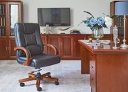 Stylowy fotel gabinetowy Lider, ze skóry naturalnej. Klasyczny skórzany fotel do kancelarii i biura. Meble gabinetowe Prestige.