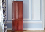 Elegancka szafa do biura Diamante. Szafa ma pełne drzwi, zamki na kluczyk, fronty wykończone płyciną, półki o regulowanej wysokości. Jest elegancko fornirowana na kolor koniaku, ma piękny cokół i gzyms.