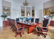 Duży stół konferencyjny o klasycznym wykończeniu. Dostępne wymiary 280x130 cm, 320x140 cm, 360x140 cm, 400x150 cm. Stół fornirowany drewnem, kolor koniak, solidna konstrukcja.