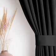 Elegancka zasłona zaciemniająca Blackout w czarnym kolorze 140x245