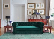 Elegancka rozkładana sofa Chesterfield z funkcją spania, dostępna w kolorze czarnym, granatowym i butelkowozielonym. Komfortowy materac, hydrofobowa aksamitna tkanina i ponadczasowy pikowany design – idealny wybór do biura lub domu.