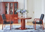 Elegancki stół biurowy o okrągłym blacie Conference. Dwa rozmiary średnicy do wyboru: 90 cm i 120 cm. Stół fornirowany drewnem w odcieniu koniaku, okrągła podstawa, stylowe wykończenie.