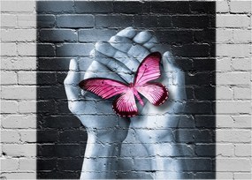 Obraz - Różowy motyl w ścianie (70x50 cm)