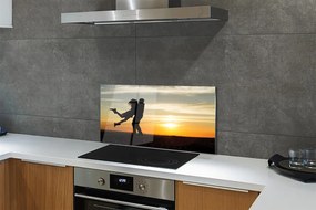 Panel szklany do Kuchni Ludzie na tle Wieczornych Chmur