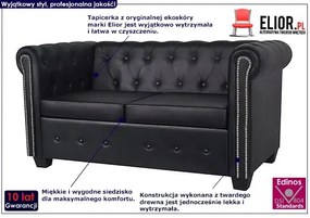 2-osobowa czarna sofa w stylu Chesterfield Berma