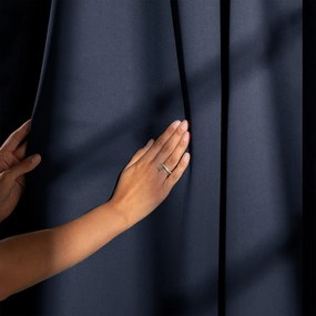Ciemnoniebieska zaciemniająca zasłona termiczna 140x245 cm Pleat – Restilo