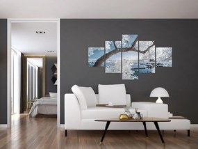 Obraz ośnieżonego drzewa nad wodą (125x70 cm)