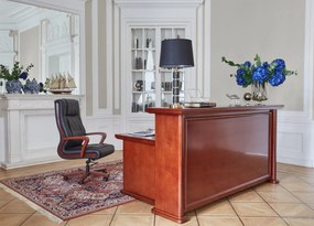 Klasyczny skórzany fotel do biura wygodny ze skóry naturalnej Ambassador. Podłokietniki i rama z drewna, skórzana tapicerka dostępna w kolorach czarnym, brązowym i kremowym. Meble klasyczne gabinetowe.