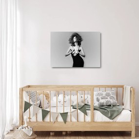 Obraz na szkle kobiety w czarnej sukience (70x50 cm)
