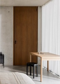 Czarny stołek z litego drewna bukowego Hopp – noo.ma