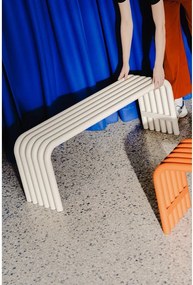 Beżowa metalowa ławka ogrodowa Nokk – noo.ma