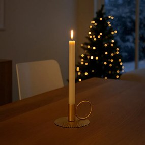 Metalowy świecznik na prążkowanej podstawce