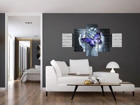 Obraz - Fioletowy motyl na ścianie (125x70 cm)