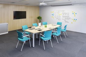 Tapicerowane krzesło konferencyjne na nogach 2ME 4L ARM