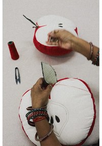 Bawełniana poduszka dziecięca ø 30 cm Apple – Lorena Canals