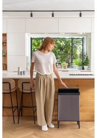 Różowy kosz na śmieci otwierany na dotyk z plastiku z recyklingu 54 l Verto High – Curver