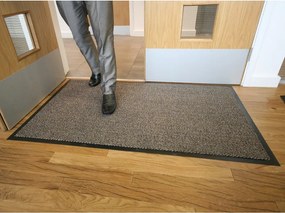 Wycieraczka polipropylenowa czyszcząca na podkładzie gumowym, 90 x 150 cm, brązowa