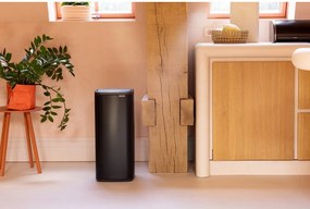 Stalowy kosz na śmieci otwierany na dotyk w kolorze matowej czerni 30 l Bo Touch – Brabantia