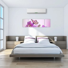 Obraz - Motyl na kwiatach orchidei, liliowy (170x50 cm)