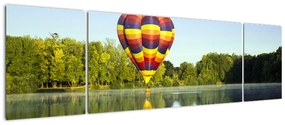 Obraz balonu na ogrzane powietrze nad jeziorem (170x50 cm)