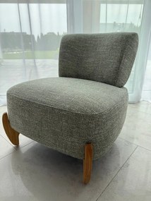 ASTER kompaktowy fotel w stonowanej zieleni na drewnianych nogach