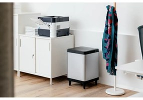 Plastikowy kosz na śmieci otwierany na dotyk w kolorze srebra 60 l Berlino – DEA HOME