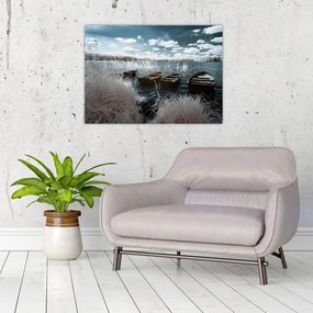 Obraz na szkle - Drewniane łodzie na jeziorze (70x50 cm)