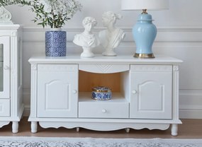 Stylowa biała szafka pod telewizor Christiana, wymiary 120x58x63 cm. Szafka rtv ma ozdobne fronty, 2 szafki, szufladkę, półkę. Białe meble w angielskim stylu.