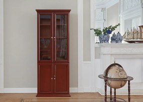 Klasyczna szafa biurowa Diamante 80x40x220 cm. Szafa ma górne drzwi przeszklone, dolne pełne, fronty wykończone płyciną, półki o regulowanej wysokości. Jest fornirowana na kolor koniaku, ma piękny cokół i gzyms.