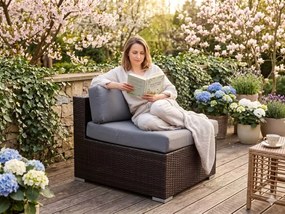 Siedzisko z brązowego technorattanu z szarą poduszką