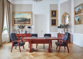 Eleganckie krzesło gabinetowe Consul tapicerowane skórą naturalną w kolorze brązowym, czarnym lub kremowym. Krzesło ma drewnianą ramę i podłokietniki, jest wygodne i solidnie wykonane.