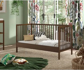 Brązowe łóżeczko z litego drewna bukowego ze zdejmowanym bokiem/z regulowaną wysokością 70x140 cm Dino – Vipack