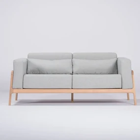 Niebieskoszara sofa z konstrukcją z litego drewna dębowego Gazzda Fawn, 180 cm