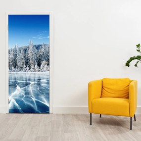 Fototapeta na drzwi - Zamarznięte jezioro i ośnieżone drzewa (95x205cm)