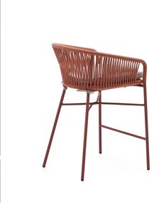 Ogrodowy hoker z plecionką w kolorze terakoty Kave Home Yanet, wys. 85 cm