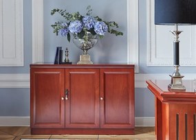 Klasyczna komoda gabinetowa 3 drzwiowa Elegance. Komoda ma pełne drzwi, wymiary 120x40x84 cm, jest fornirowana drewnem na kolor koniaku. Podwójne drzwi są zamykane na kluczyk.